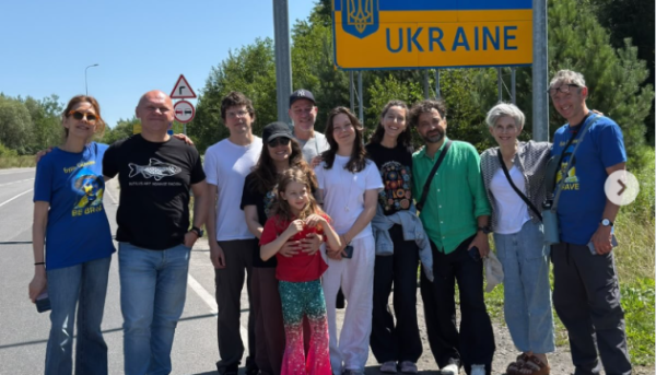Відомий кіноактор Джессі Айзенберг допомагає на Львівщині