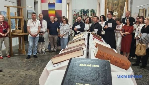 У Дубнівському замку презентовано мобільну виставку «Острозька реліквія 1581».