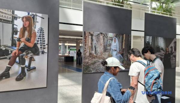 Фотовиставка Говарда Баффета про стійкість українського народу стартувала в Гаазі.