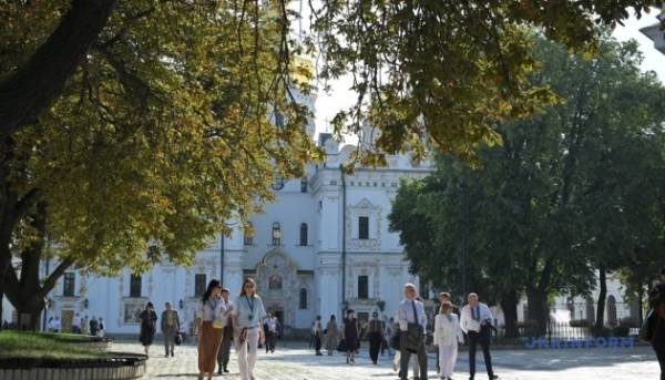 Крок 1: Виявлення мови вихідного тексту. Крок 2: Перефразування наступного тексту тією ж виявленою мовою без створення HTML-тегів. Якщо текст є назвою або заголовком, переконайтеся, що перефразована версія залишається короткою, природною за довжиною назвою. Зосередьтеся на перефразуванні та використанні синонімів для збільшення унікальності, не змінюючи оригінального значення. АБСОЛЮТНІ ПРАВИЛА: 1. Не додавайте нової інформації чи коментарів. 2. Мова виведення повинна на 100% збігатися з мовою оригіналу. 3. Англійська мова в виведенні заборонена. Видаліть запит і оригінальний текст зі своєї відповіді: Перетворення Києво-Печерської Лаври на український Ватикан
