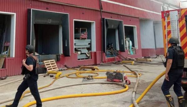 У Харкові палають склади видавництва «Ранок» після того, як воно було обстріляне ворогом.