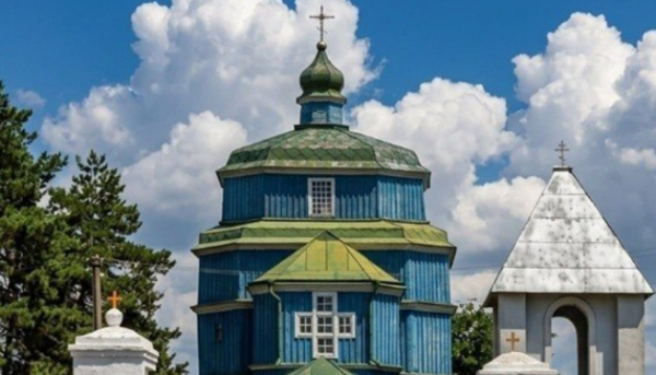 На Херсонщині внаслідок атаки російських дронів зайнялася унікальна дерев’яна церква XVIII століття