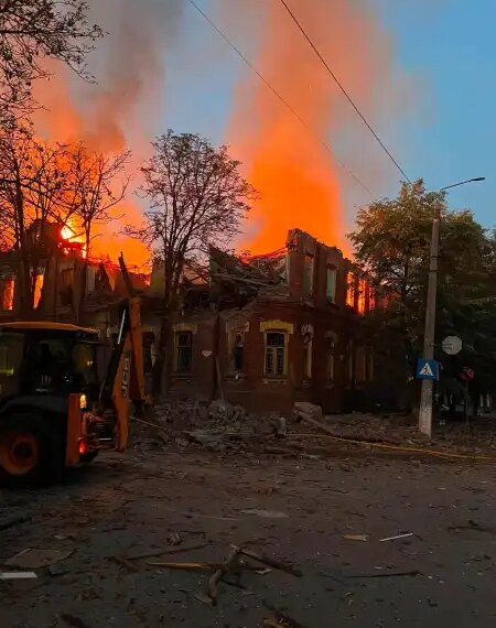 Російський авіаційний удар знищив історичний «Друкарський двір» у Слов’янську