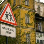 У Києві розмістили дорожні знаки, на яких зображені діти з інвалідністю.