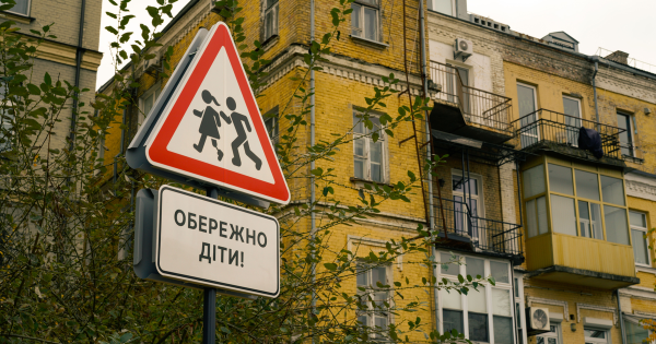 У Києві розмістили дорожні знаки, на яких зображені діти з інвалідністю.