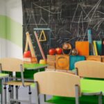 Київські школи розпочнуть навчальний рік у змішаному форматі через не припиняючі тривоги.