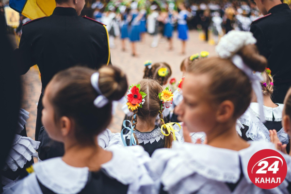 Кількість першокласників в Україні скорочується через військові дії.