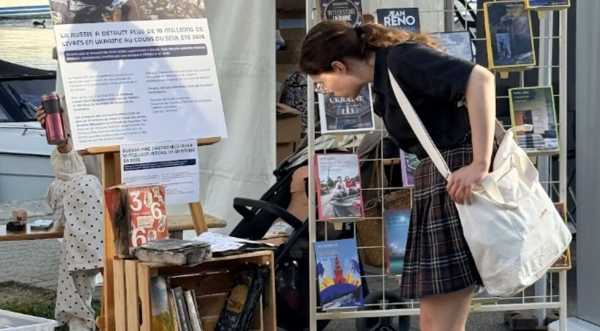 Згорілі книжки як символ: в Швейцарії показали інсталяцію з постраждалих від російського обстрілу фондів