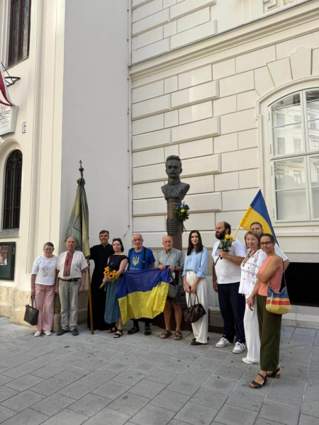 Покладання квітів до пам'ятника Франку у Відні