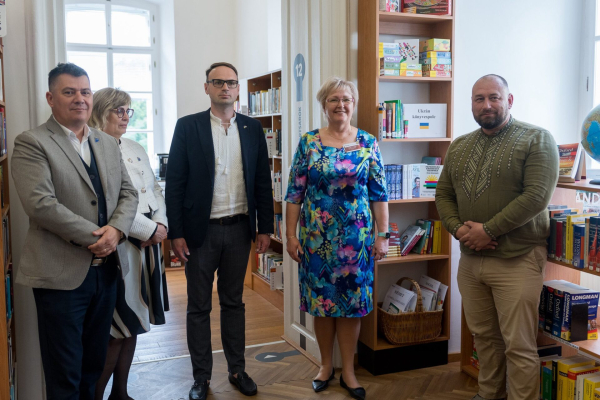 В угорському місті відкрили “Українську книжкову поличку”
