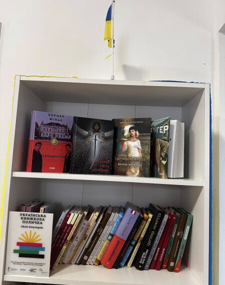 В Угорщині відкрили “Українську книжкову поличку”
