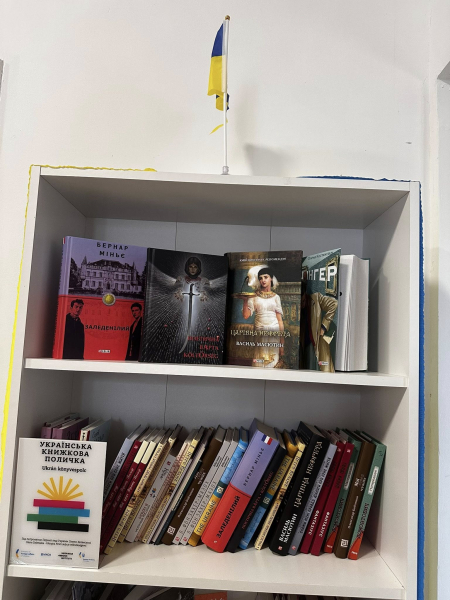 В Угорщині відкрили “Українську книжкову поличку”