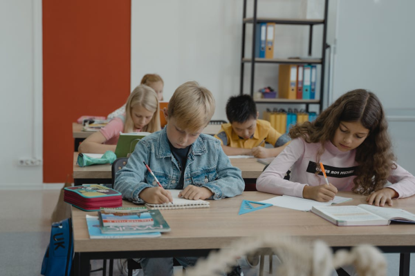 Першокласники Великої Британії вчаться “призумлювати” літери у книжках