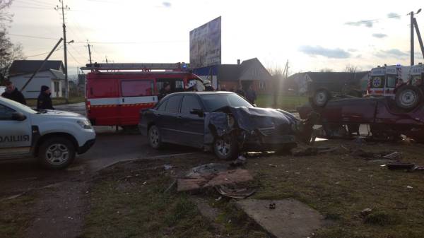 Внаслідок автомобільної аварії у Вараському районі постраждали водій та двоє пішоходів - INFBusiness