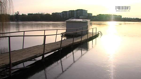 Крижана вода - не проблема: як у Рівному моржі купалися на Новий рік (ВІДЕО) - INFBusiness