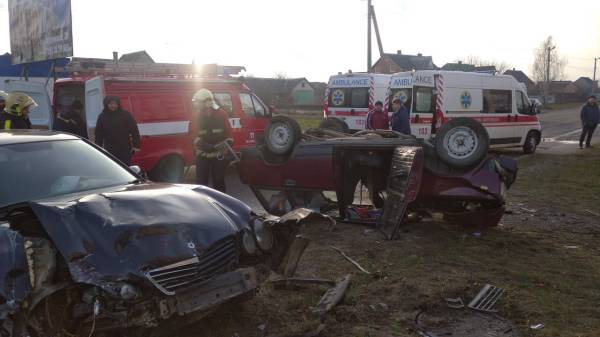 Внаслідок автомобільної аварії у Вараському районі постраждали водій та двоє пішоходів - INFBusiness