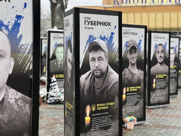 У Рівному на майдані Незалежності встановили 37 нових портретів загиблих захисників - INFBusiness