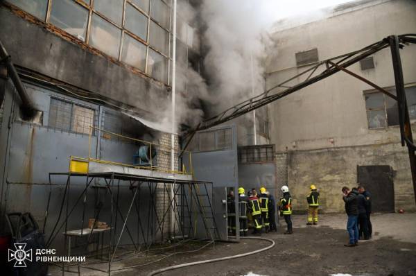 У Рівному вогнеборці ліквідували пожежу у складській будівлі - INFBusiness